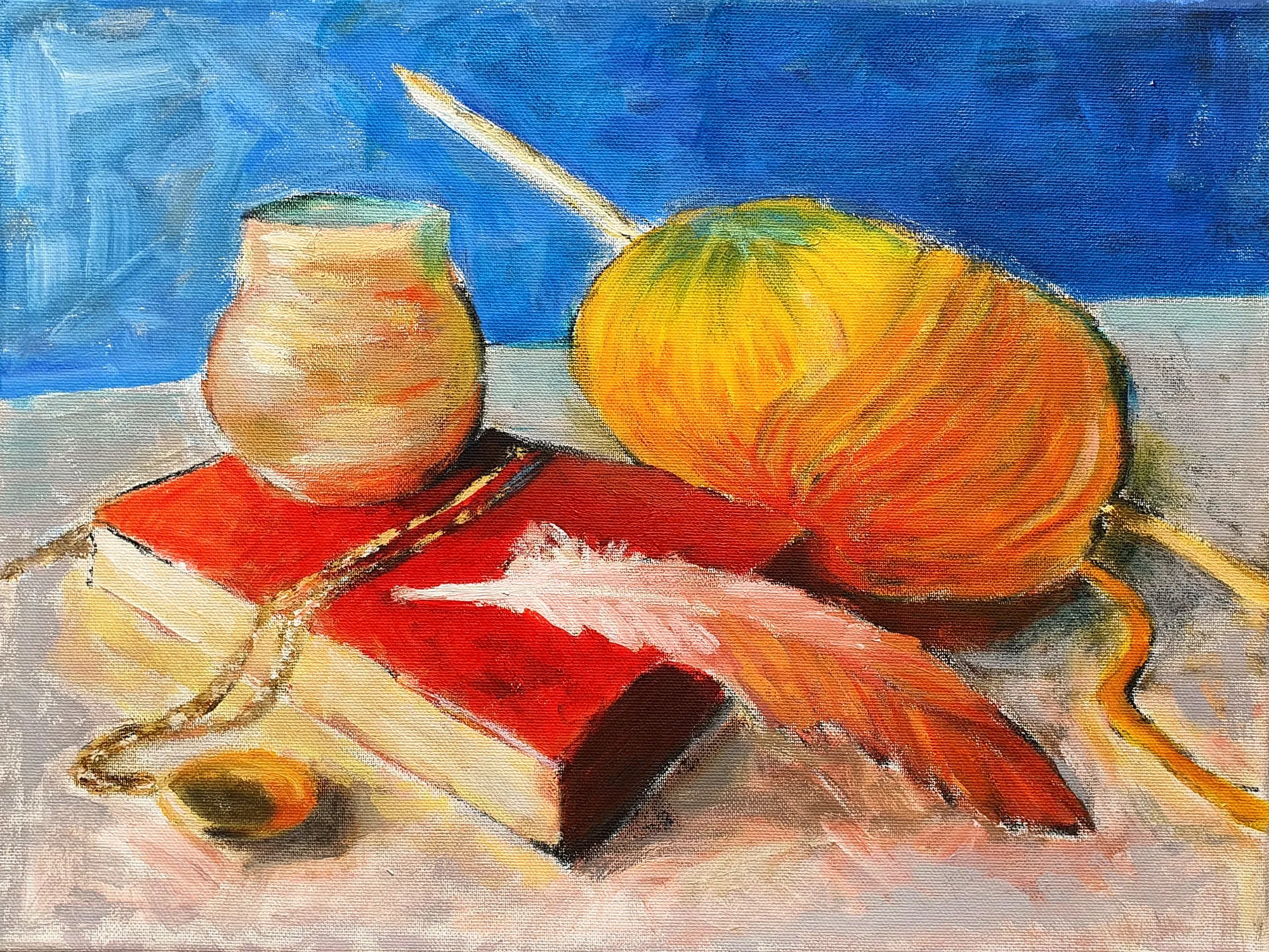 Stillleben mit Tongefäss, rotem Buch, Schreibfeder, Kette und einem orangen Kürbis vor blauem Grund.